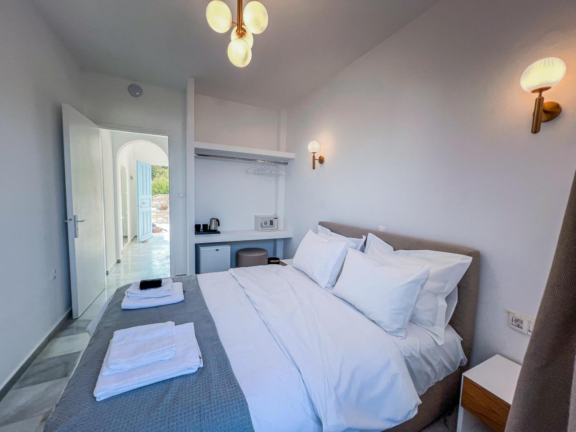 Yaleena Residences Drios Exterior photo